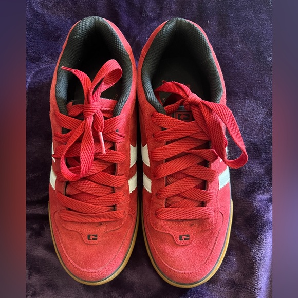 *RARE* GLOBE INDUSTRIES | Encore Red Sneaker - Picture 2 of 5